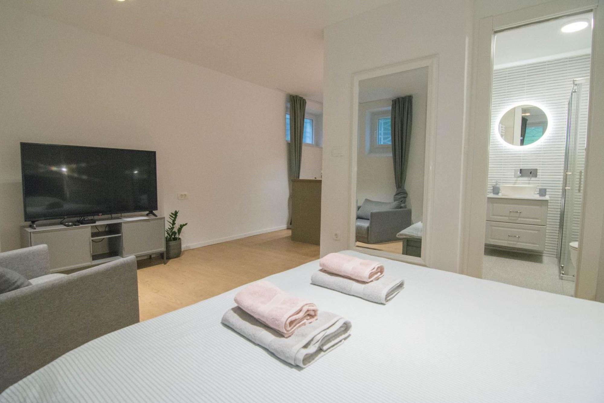 Romiru Rooms And Studio Apartment Split Exterior photo